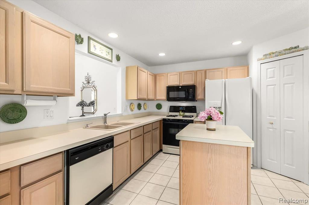 35375 LONE PINE Lane, Farmington Hills, MI 48335 — Photo 8