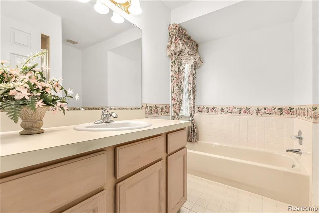 35375 LONE PINE Lane, Farmington Hills, MI 48335 — Photo 18