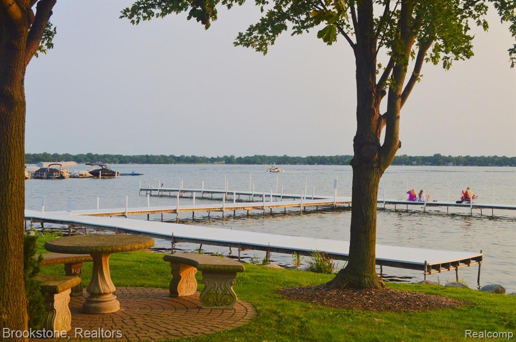 653 POINTE Drive, Walled Lake, MI 48390 — Photo 2
