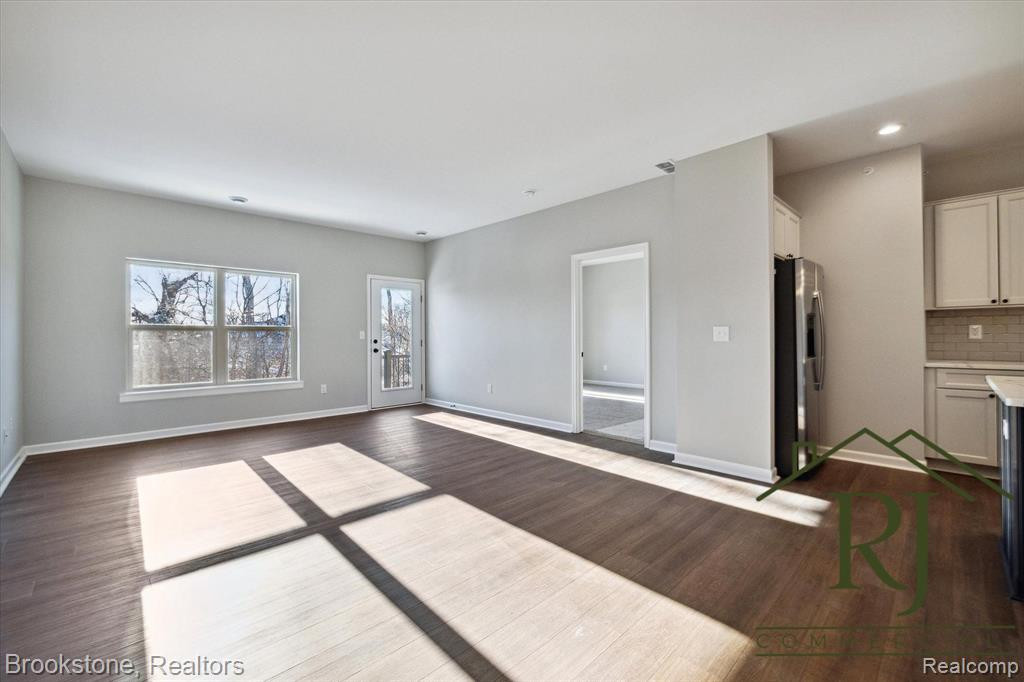 653 POINTE Drive, Walled Lake, MI 48390 — Photo 3