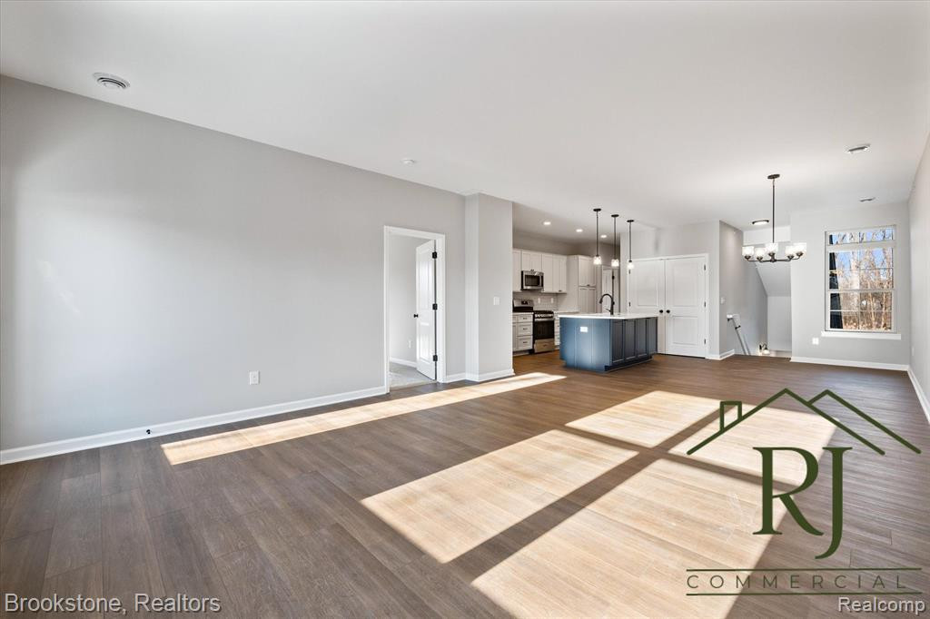 653 POINTE Drive, Walled Lake, MI 48390 — Photo 4