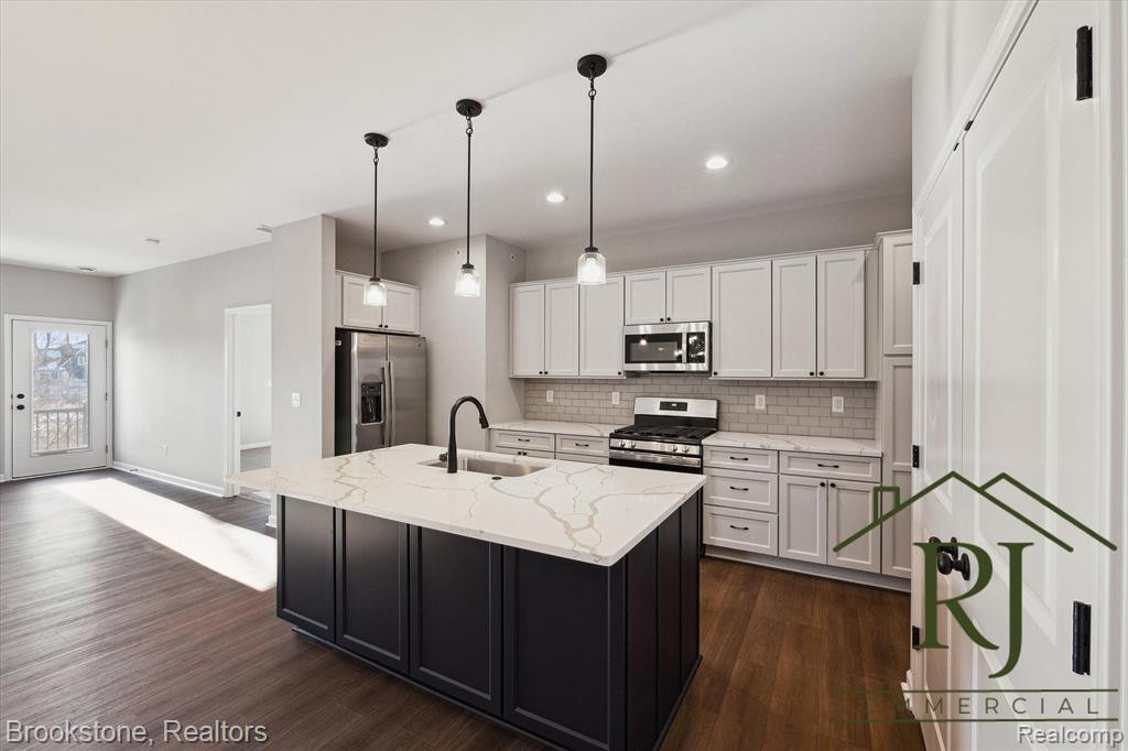 653 POINTE Drive, Walled Lake, MI 48390 — Photo 9