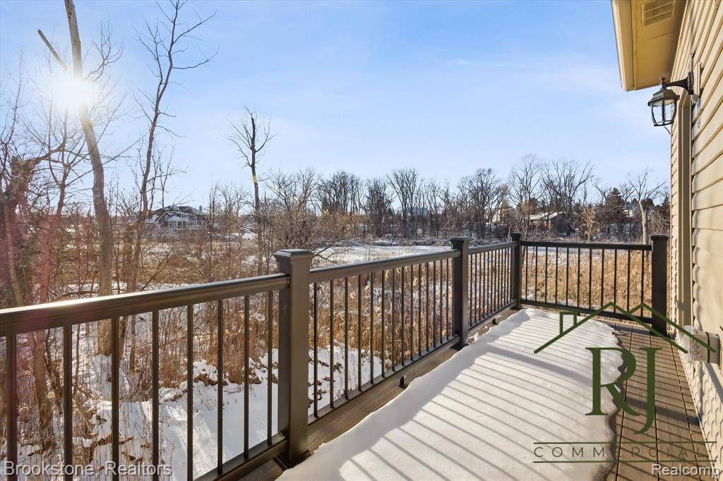 653 POINTE Drive, Walled Lake, MI 48390 — Photo 15