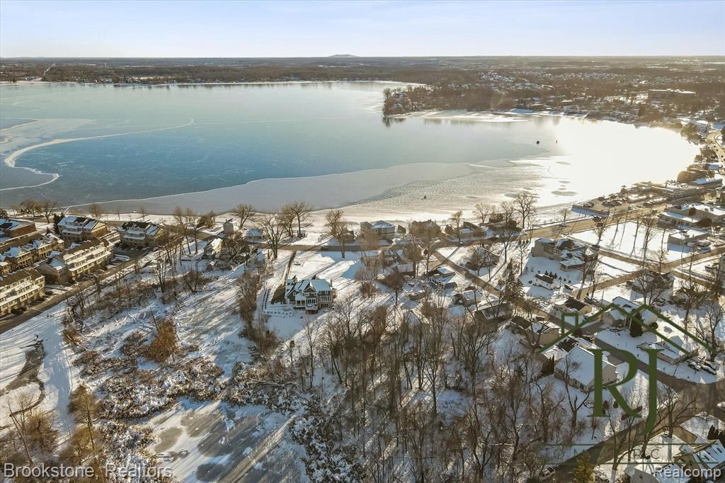 653 POINTE Drive, Walled Lake, MI 48390 — Photo 16