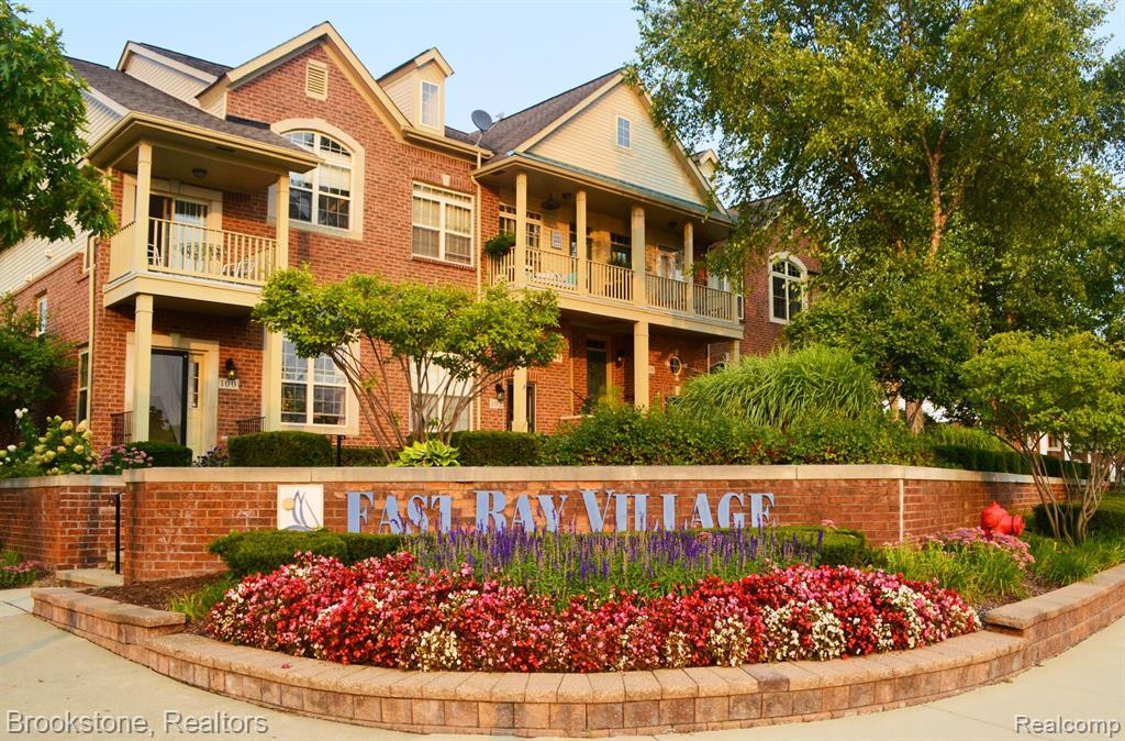653 POINTE Drive, Walled Lake, MI 48390 — Photo 17