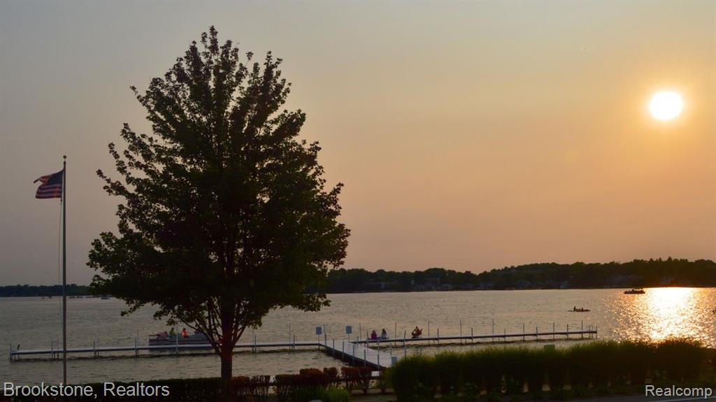 653 POINTE Drive, Walled Lake, MI 48390 — Photo 18