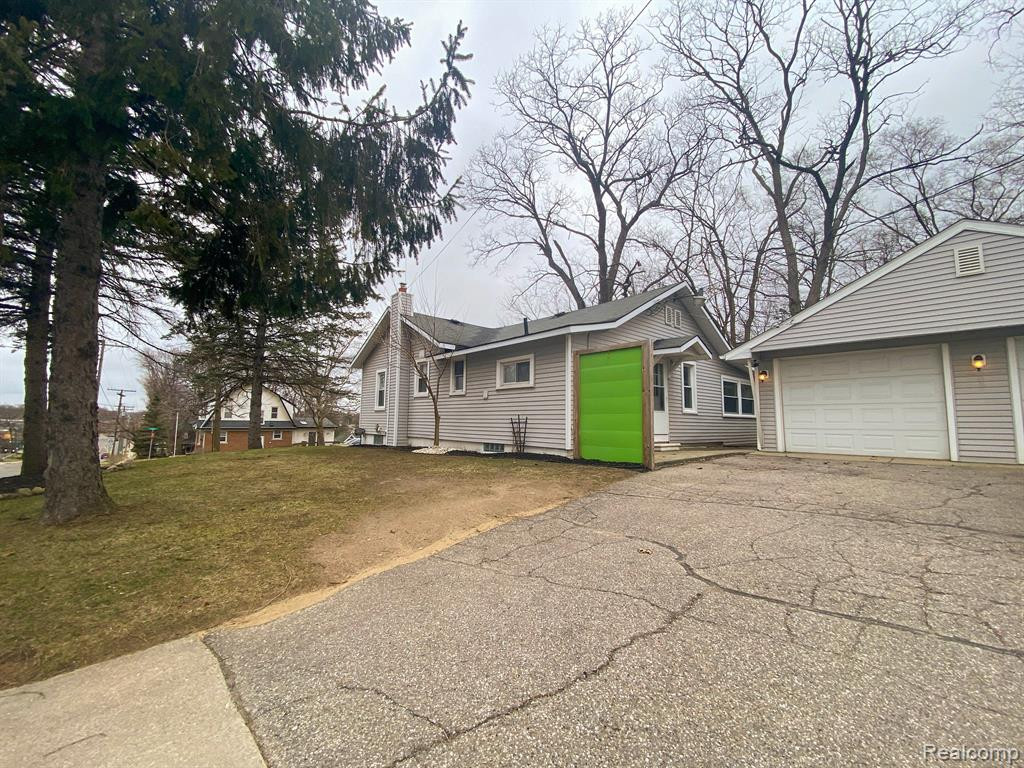 705 E MAIN Street, Brighton, MI 48116 — Photo 2