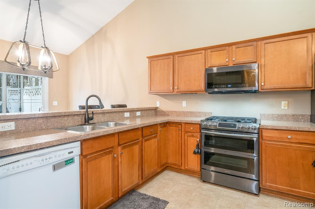 22470 WHITE PINE Drive, New Boston, MI 48164 — Photo 8