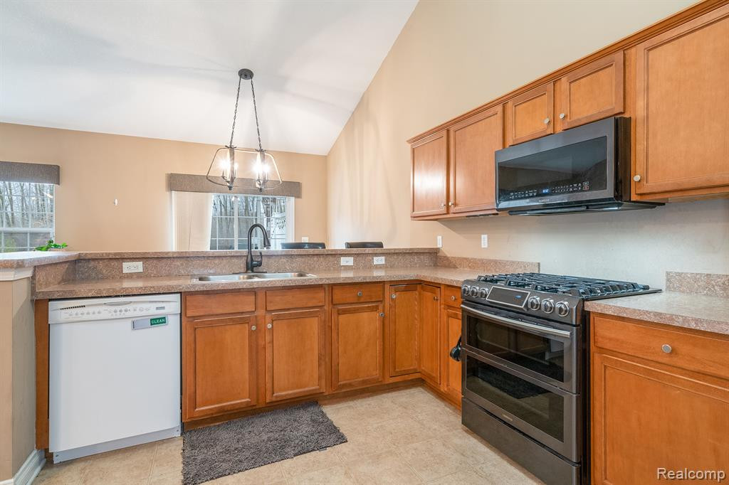 22470 WHITE PINE Drive, New Boston, MI 48164 — Photo 9