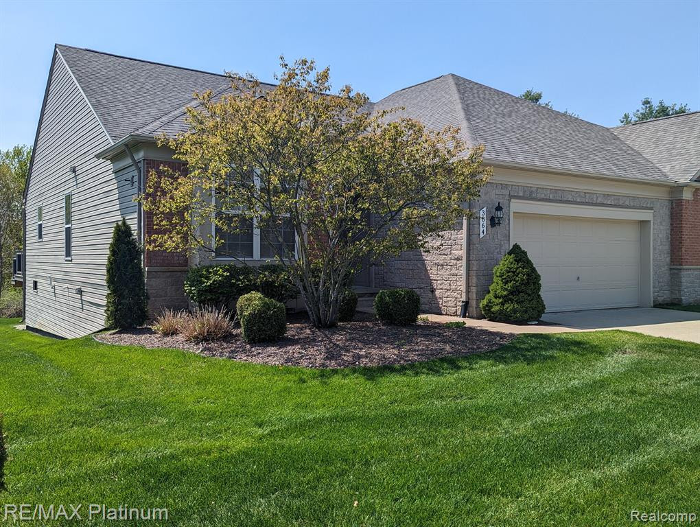 3864 Rainier, Howell, MI 48843 — Photo 2