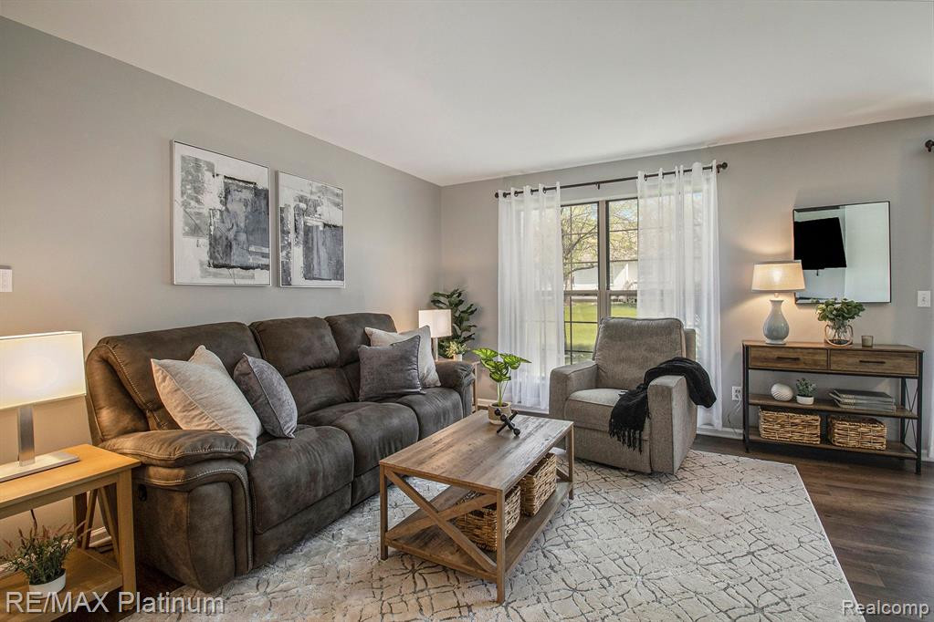 212 OAKBROOKE Drive, 4, South Lyon, MI 48178 — Photo 3