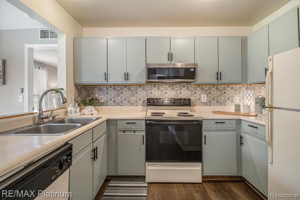 212 OAKBROOKE Drive, 4, South Lyon, MI 48178 — Photo 6