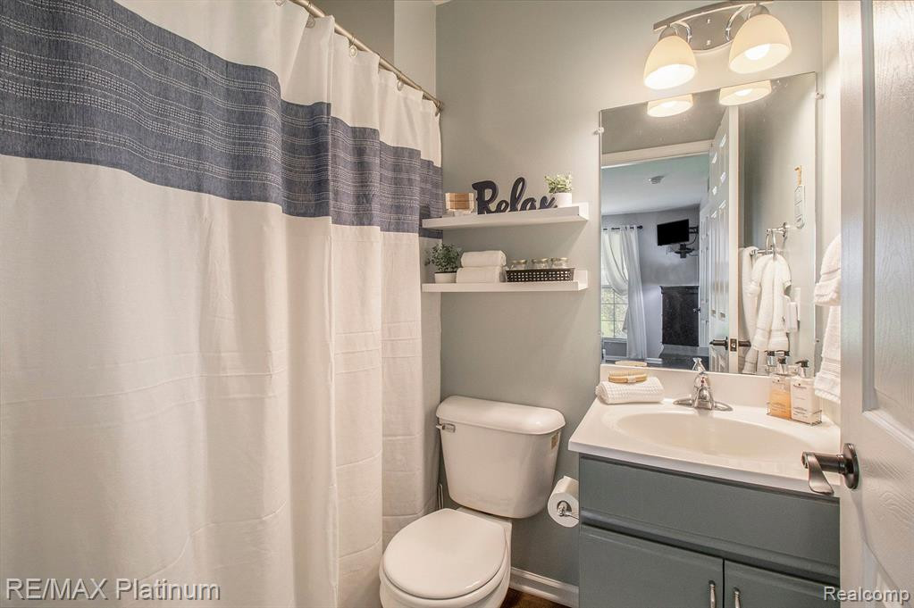 212 OAKBROOKE Drive, 4, South Lyon, MI 48178 — Photo 9