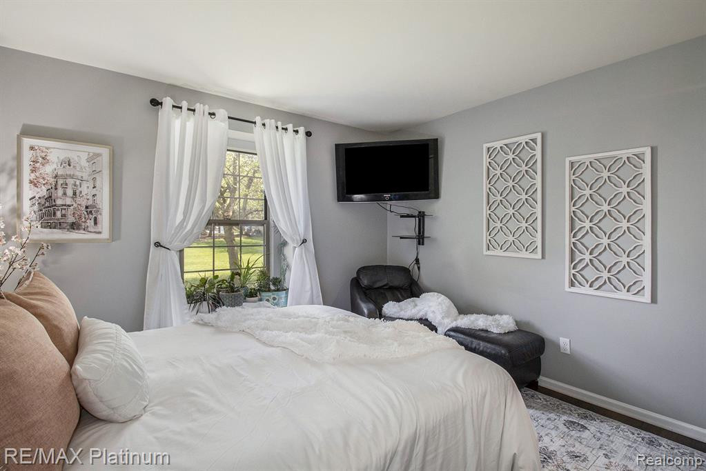 212 OAKBROOKE Drive, 4, South Lyon, MI 48178 — Photo 11