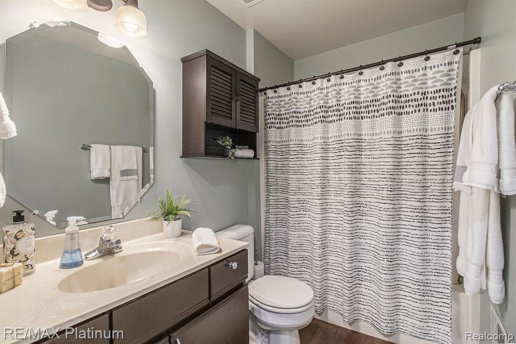 212 OAKBROOKE Drive, 4, South Lyon, MI 48178 — Photo 12