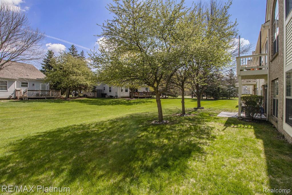 212 OAKBROOKE Drive, 4, South Lyon, MI 48178 — Photo 13
