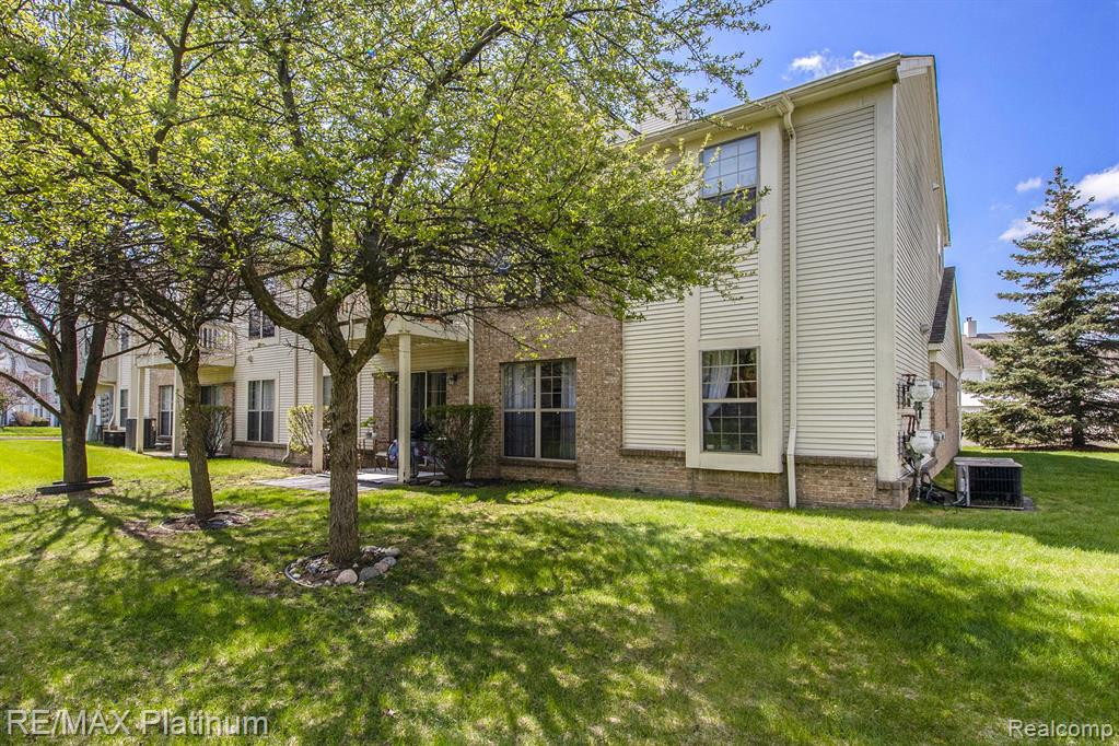 212 OAKBROOKE Drive, 4, South Lyon, MI 48178 — Photo 14