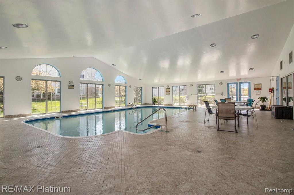 212 OAKBROOKE Drive, 4, South Lyon, MI 48178 — Photo 16