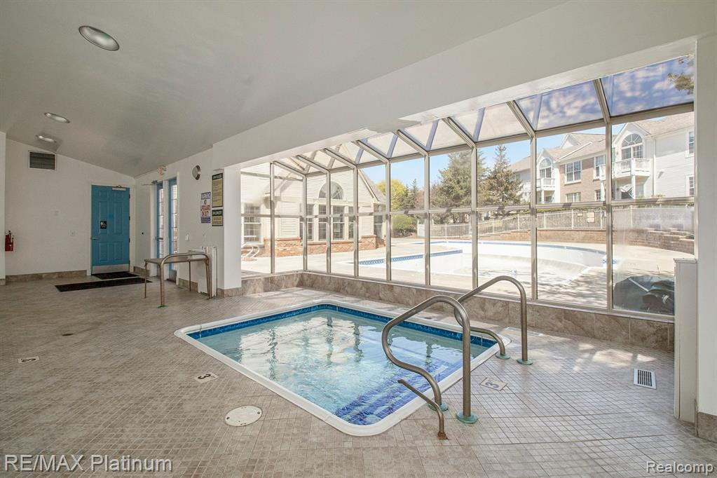 212 OAKBROOKE Drive, 4, South Lyon, MI 48178 — Photo 17