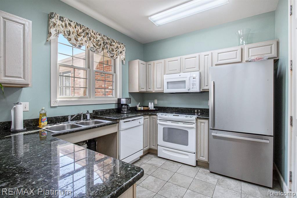 212 OAKBROOKE Drive, 4, South Lyon, MI 48178 — Photo 20