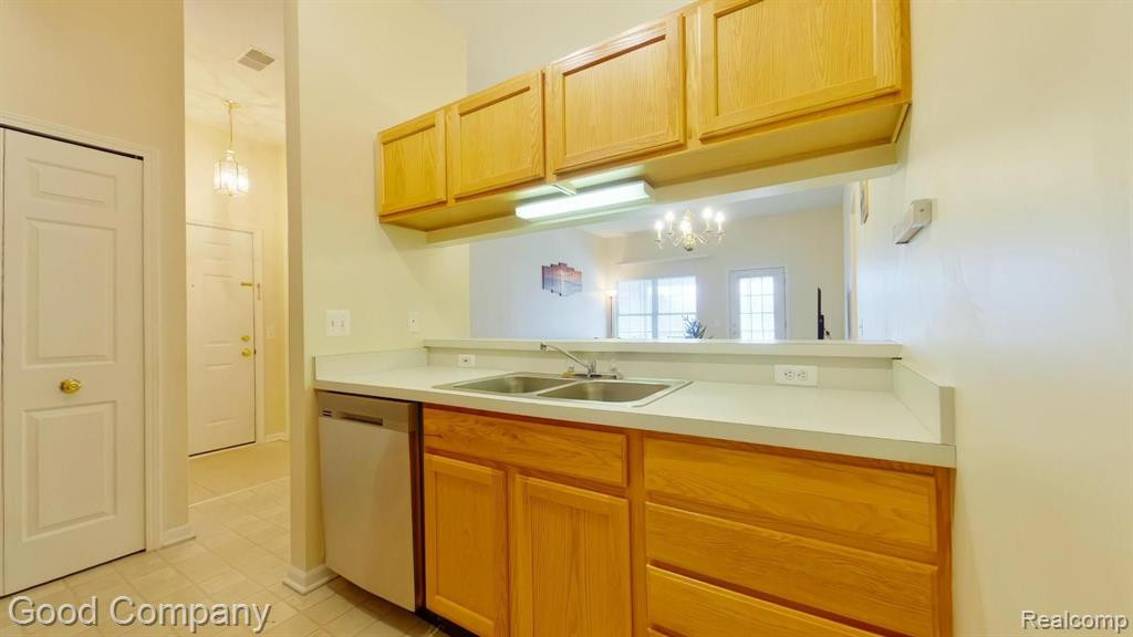 2775 S KNIGHTSBRIDGE Circle, Ann Arbor, MI 48105 — Photo 13