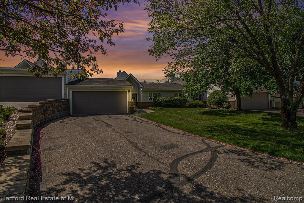35307 HILLSIDE Drive, 12, Farmington Hills, MI 48335 — Photo 2