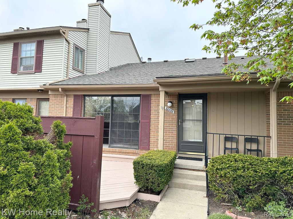 38886 COUNTRY Circle, Farmington Hills, MI 48331 — front exterior