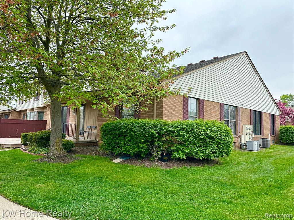 38886 COUNTRY Circle, Farmington Hills, MI 48331 — Photo 2