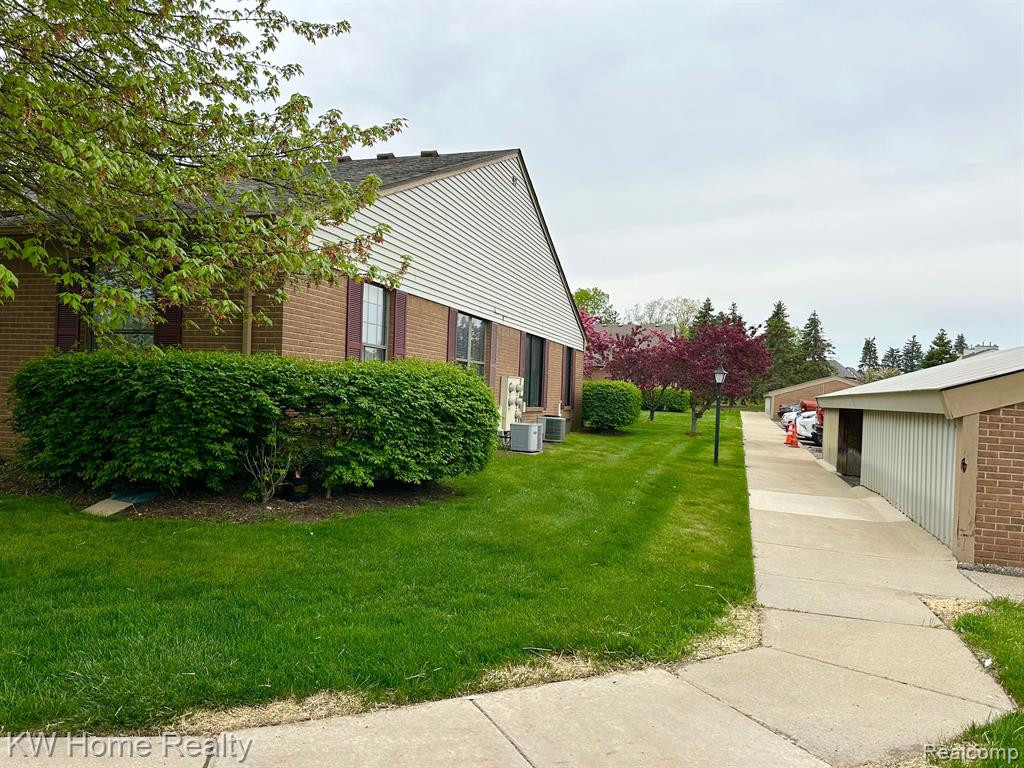 38886 COUNTRY Circle, Farmington Hills, MI 48331 — Photo 3