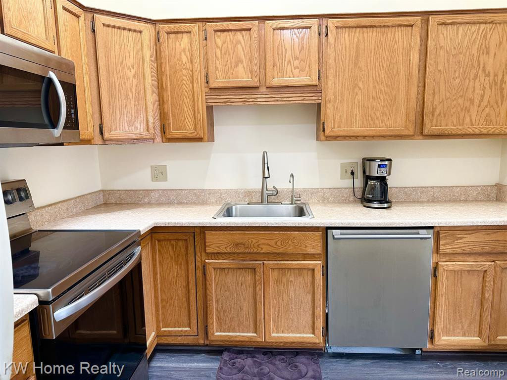 38886 COUNTRY Circle, Farmington Hills, MI 48331 — Photo 17