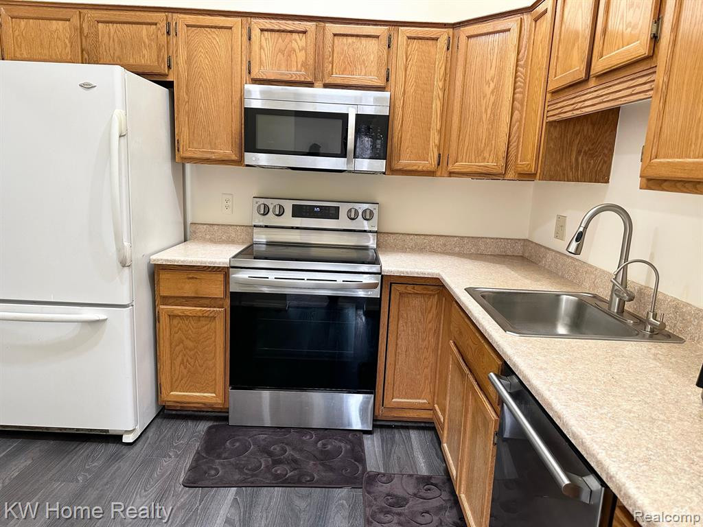 38886 COUNTRY Circle, Farmington Hills, MI 48331 — Photo 18