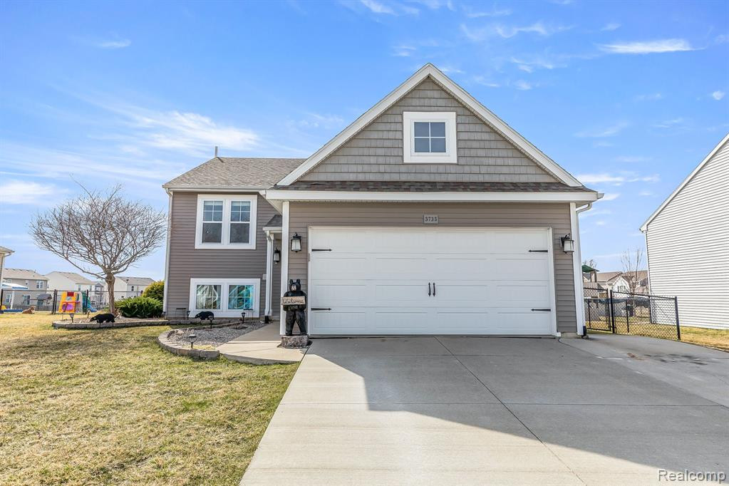 3735 AMBER OAKS Drive, Howell, MI 48855 — Photo 2