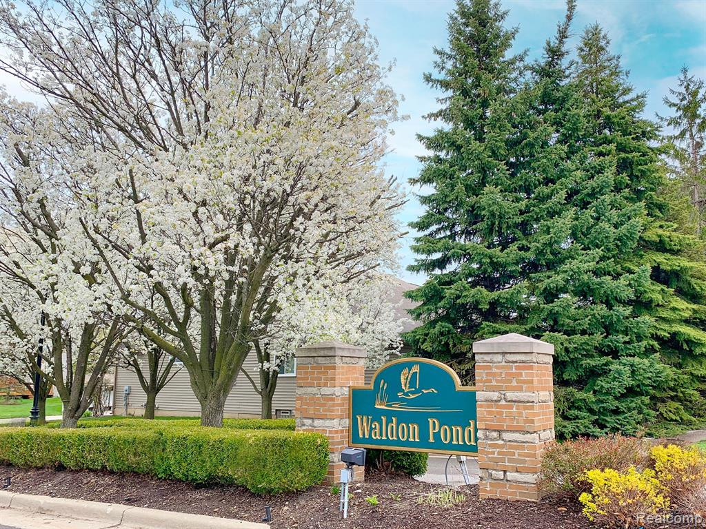 206 WINSLOW Circle, Commerce Twp, MI 48390 — Photo 2