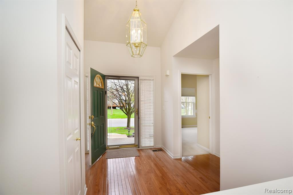 206 WINSLOW Circle, Commerce Twp, MI 48390 — Photo 3