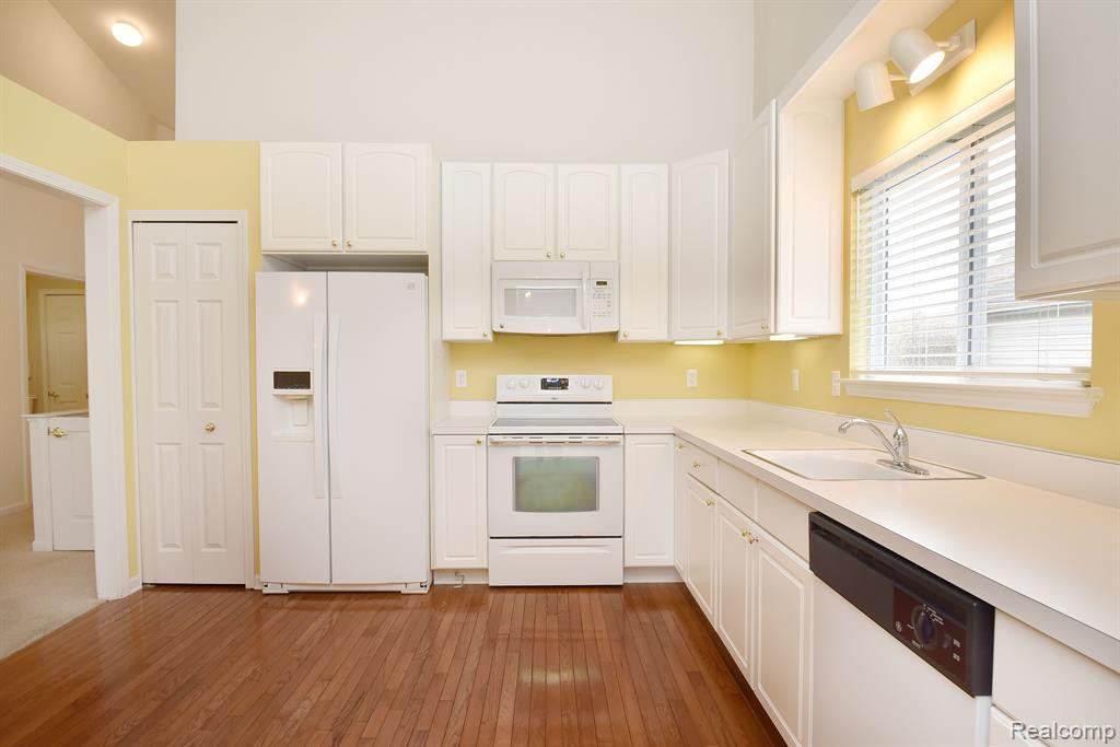 206 WINSLOW Circle, Commerce Twp, MI 48390 — Photo 10
