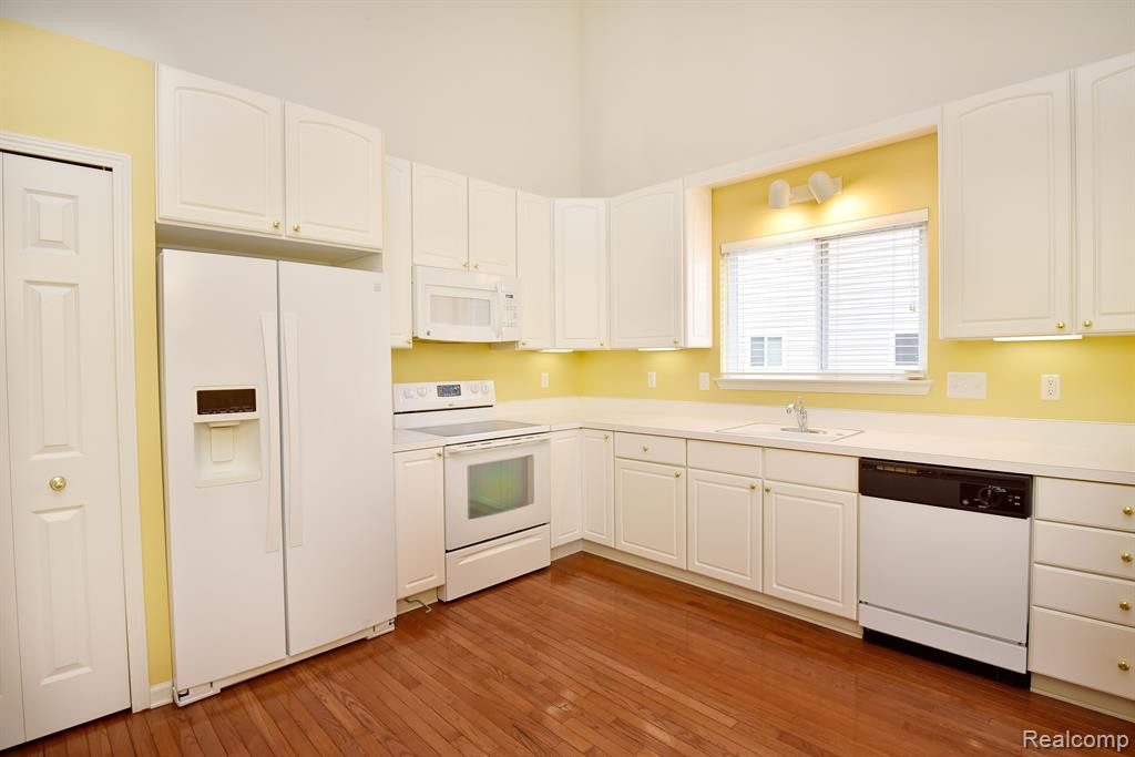 206 WINSLOW Circle, Commerce Twp, MI 48390 — Photo 11