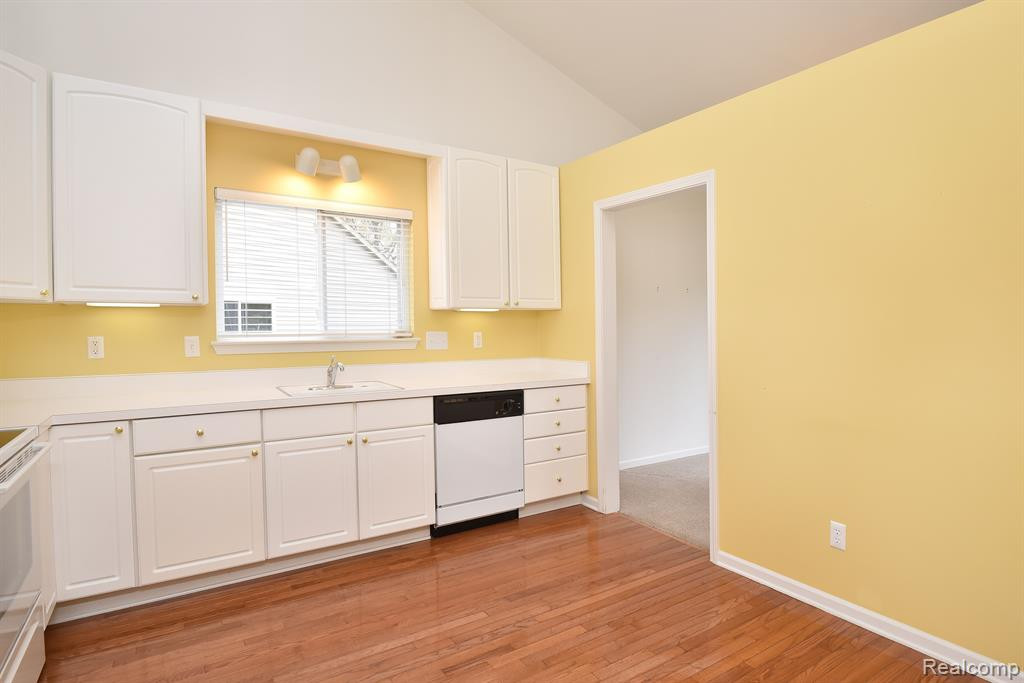 206 WINSLOW Circle, Commerce Twp, MI 48390 — Photo 12