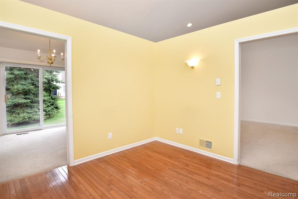 206 WINSLOW Circle, Commerce Twp, MI 48390 — Photo 13