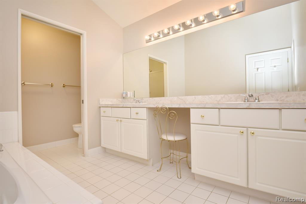 206 WINSLOW Circle, Commerce Twp, MI 48390 — Photo 16