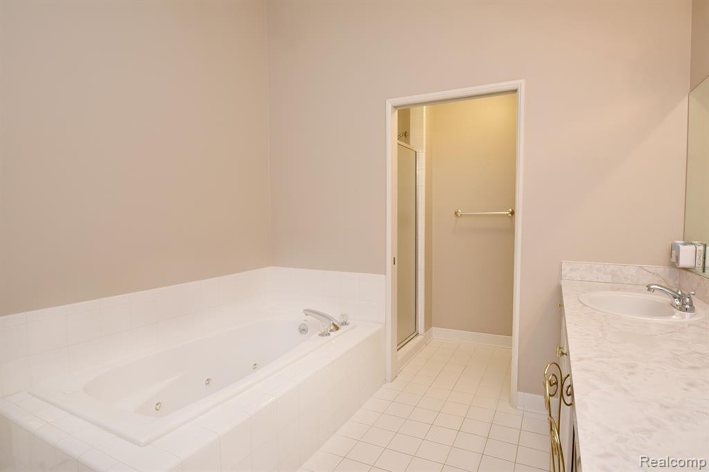 206 WINSLOW Circle, Commerce Twp, MI 48390 — Photo 17
