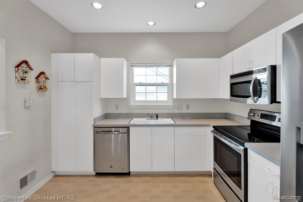 41907 CANTEBURY Drive, Novi, MI 48377 — Photo 10