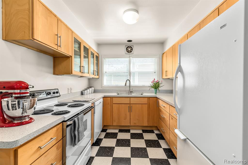 2214 PARKWOOD Avenue, Ann Arbor, MI 48104 — Photo 8