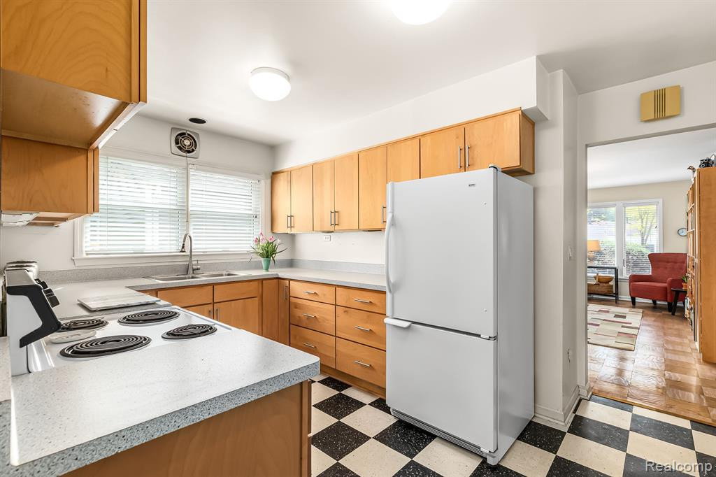 2214 PARKWOOD Avenue, Ann Arbor, MI 48104 — Photo 9
