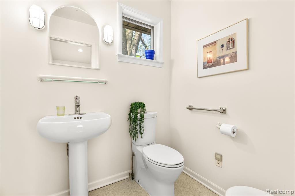 2214 PARKWOOD Avenue, Ann Arbor, MI 48104 — Photo 16