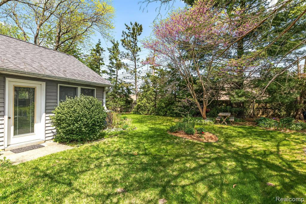 2214 PARKWOOD Avenue, Ann Arbor, MI 48104 — Photo 22