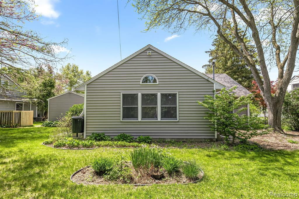 2214 PARKWOOD Avenue, Ann Arbor, MI 48104 — Photo 25