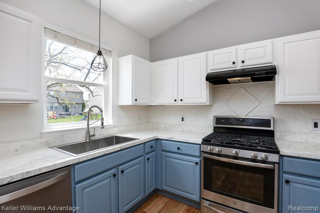9734 RAVENSHIRE Drive, Ypsilanti, MI 48198 — Photo 8