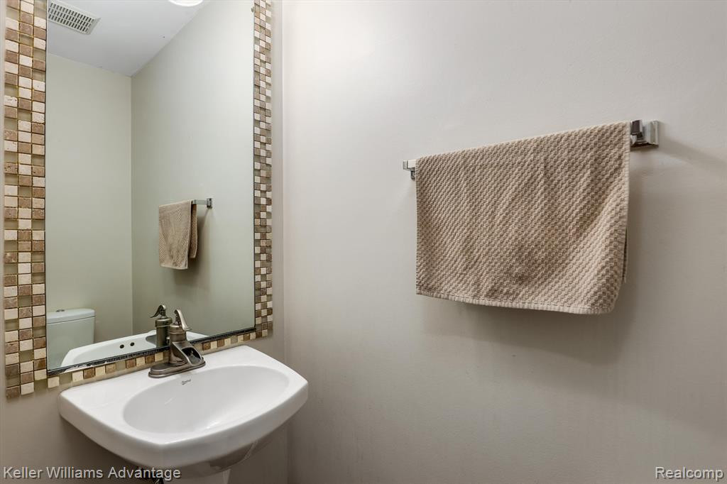 9734 RAVENSHIRE Drive, Ypsilanti, MI 48198 — Photo 14
