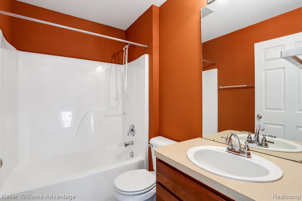 9734 RAVENSHIRE Drive, Ypsilanti, MI 48198 — Photo 24