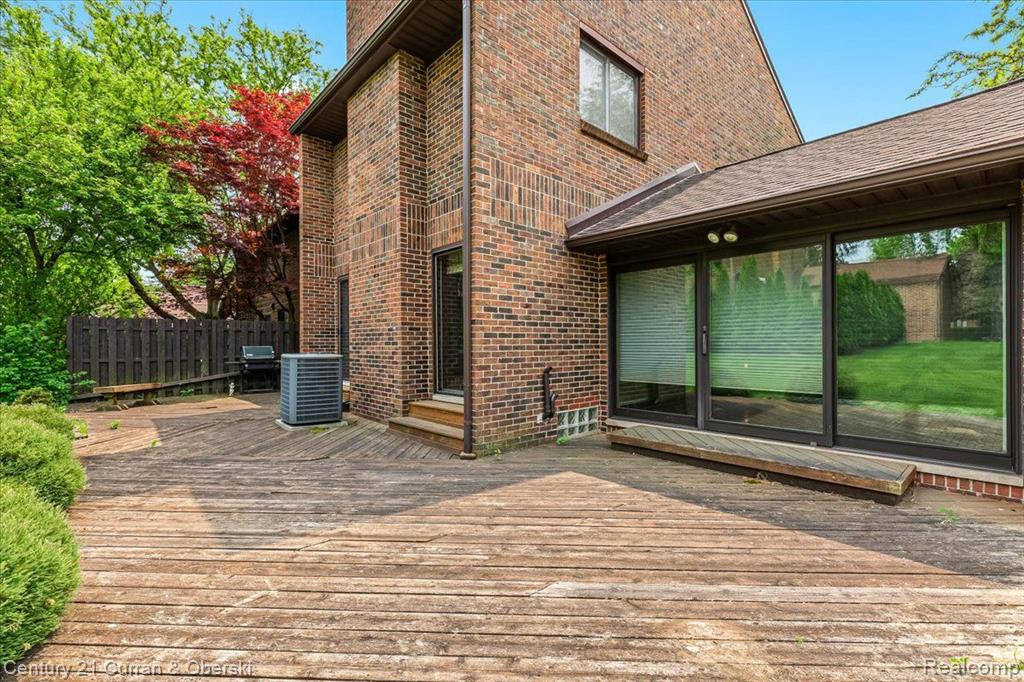 3029 LINDENWOOD Drive, Dearborn, MI 48120 — Photo 8